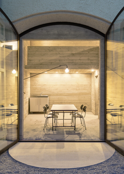 Thürwachterhaus / Büro Mühlbauer - Интерьерная фотография, арка, стул