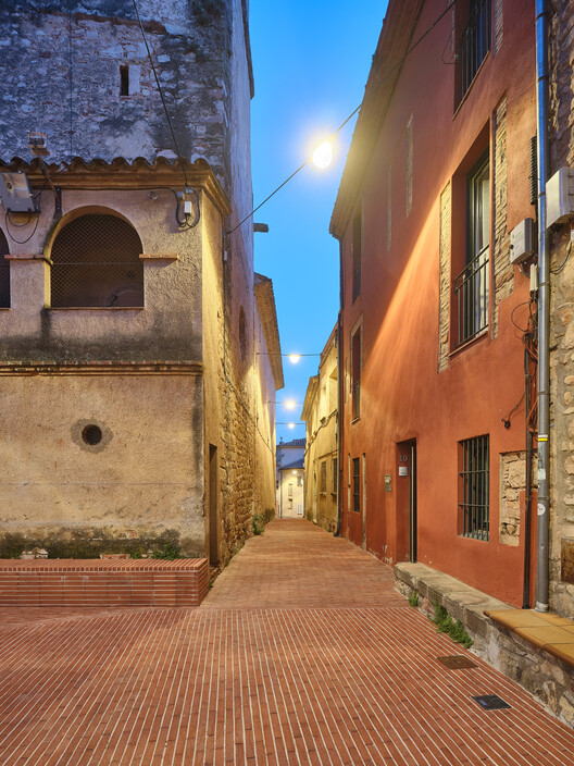 Riells Square/ Comas -Pont Arquitectes - внешняя фотография, кирпич, бетон