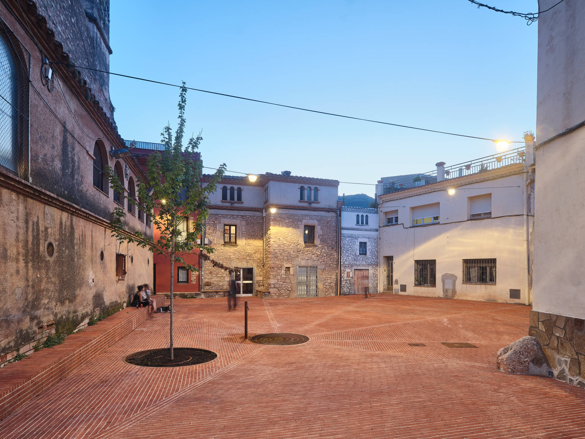 Riells Square/ Comas-Pont Arquitectes | Архидали