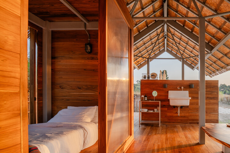 Kid Cabin / воображаемые предметы - интерьерная фотография, спальня, дерево, луч