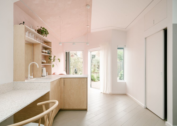 Kim Oflage Studio / Delve Architects - Интерьерная фотография, кухня, дерево, столешница, стул