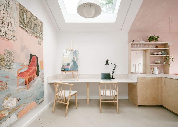 Kim Oflage Studio / Delve Architects - Интерьерная фотография, дерево, стол, стул, освещение