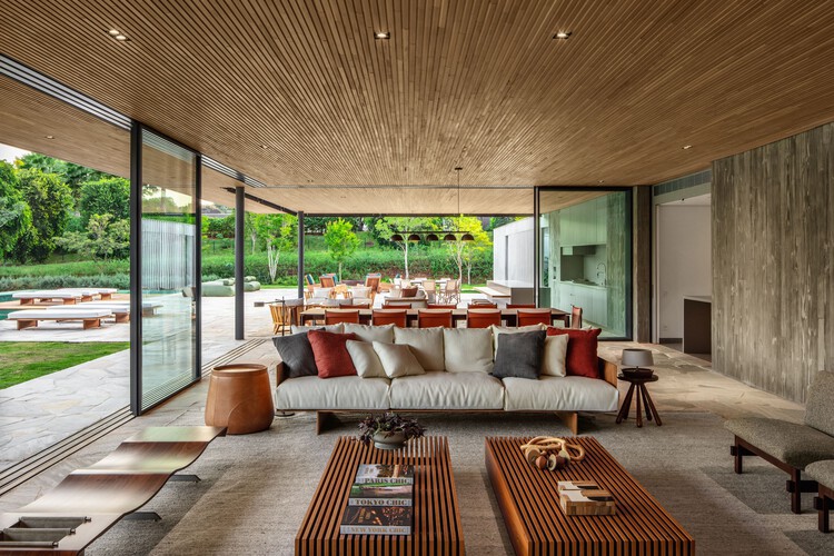 Floreira House / Matheus Farah + Manoel Maia Arquitetura - Интерьерная фотография, гостиная, дерево, стол, стул, патио
