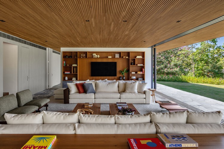 Floreira House / Matheus Farah + Manoel Maia Arquitetura - Интерьерная фотография, гостиная, дерево, диван, стол, стул