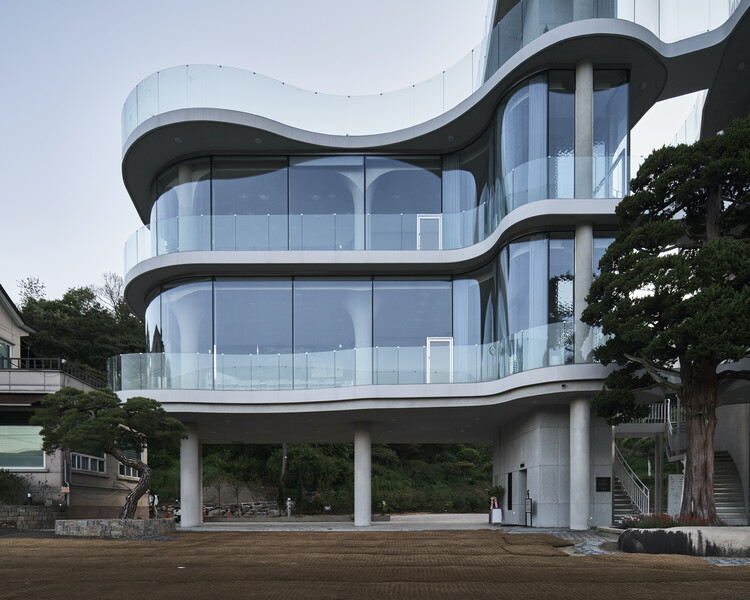 Кафе Rose Mary Cafe / Chiasmus Partners - Внешняя фотография, балкон