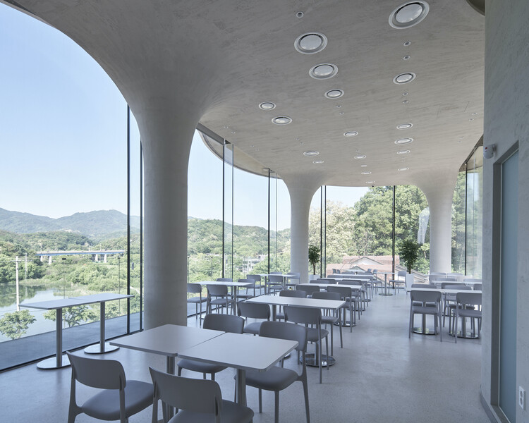 Кафе Rose Mary Cafe / Chiasmus Partners - Внутренняя фотография, столовая, колонка