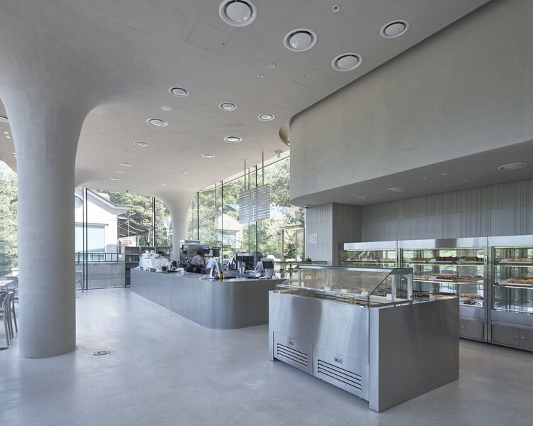 Кафе Rose Mary Cafe / Chiasmus Partners - Интерьерная фотография, кухня, стекло