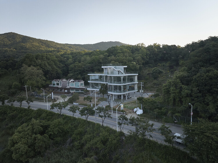 Кафе Rose Mary Cafe / Chiasmus Partners - Внешняя фотография, балкон