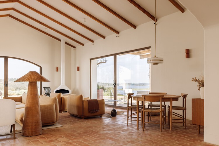 Nossa House / Studio Astolfi - Интерьерная фотография, столовая, дерево, стол, стул