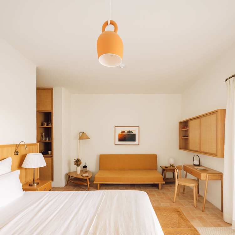 Nossa House / Studio Astolfi - Интерьерная фотография, спальня, дерево, стул