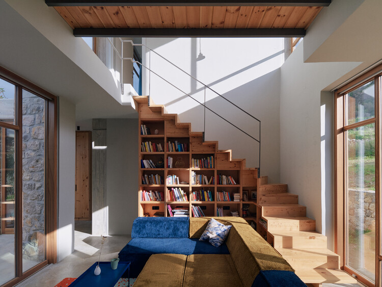 Meraki House / Sigurd Larsen - Интерьерная фотография, дерево, стеллажи, освещение, лестница, стул