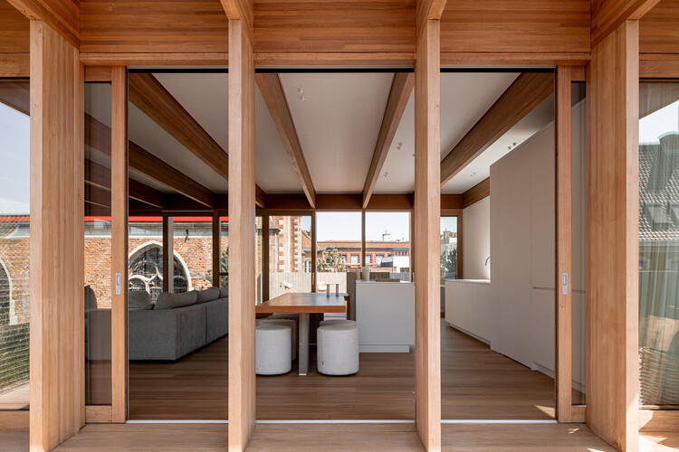 Дом B · O / Driearchitectecten - Интерьерная фотография, кухня, дерево, луч, палуба