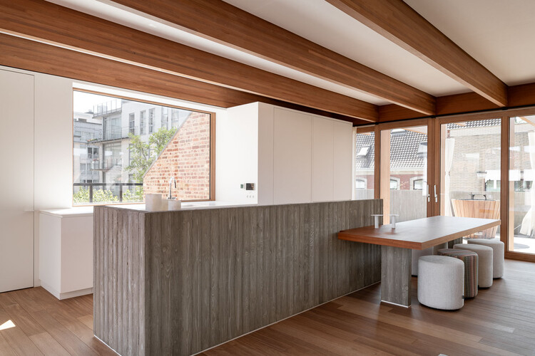 Дом B · O / Driearchitectectecten - Интерьерная фотография, кухня, дерево, столешница