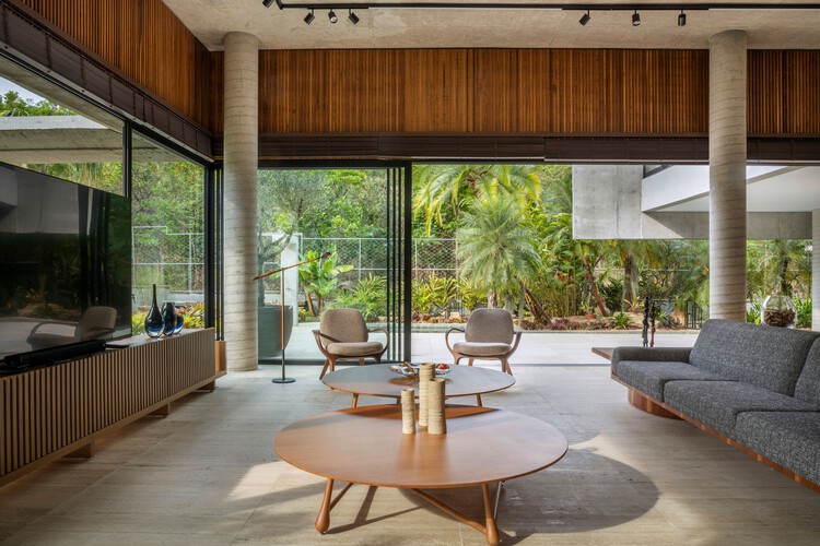 Pirenópolis House / Leo Rommano - Интерьерная фотография, гостиная, дерево, стул
