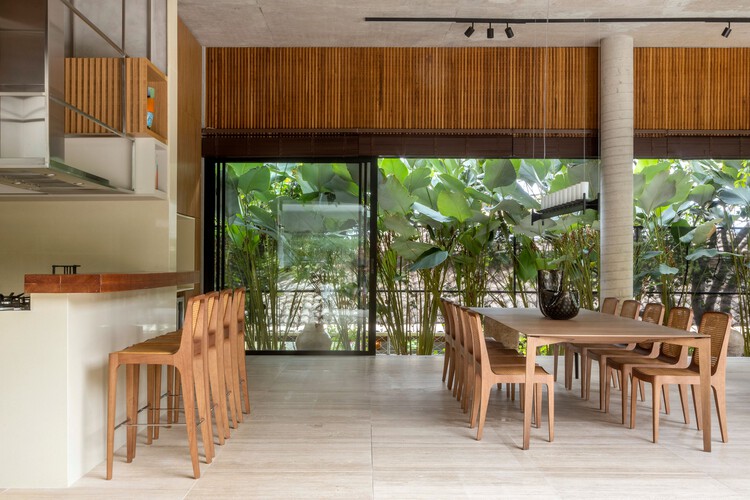 Pirenópolis House / Leo Rommano - Интерьерная фотография, столовая, дерево, стол, стул