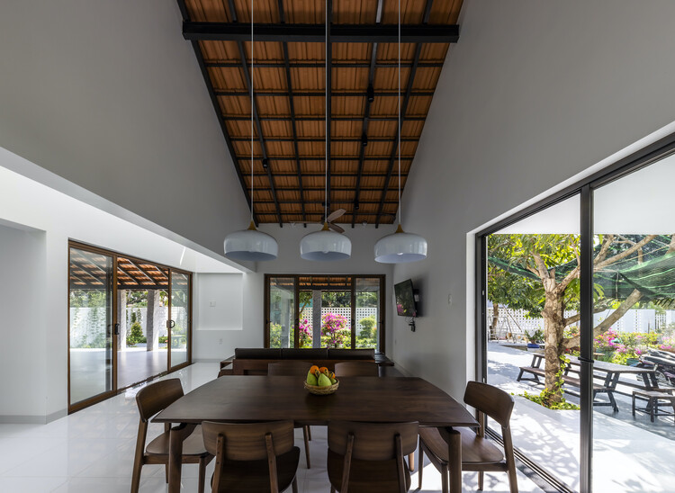 Co Muoi Garden Villa / 6717 Studio - Интерьерная фотография, столовая, дерево, двор