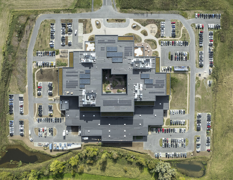 Hub Cobot / 3xn - внешняя фотография