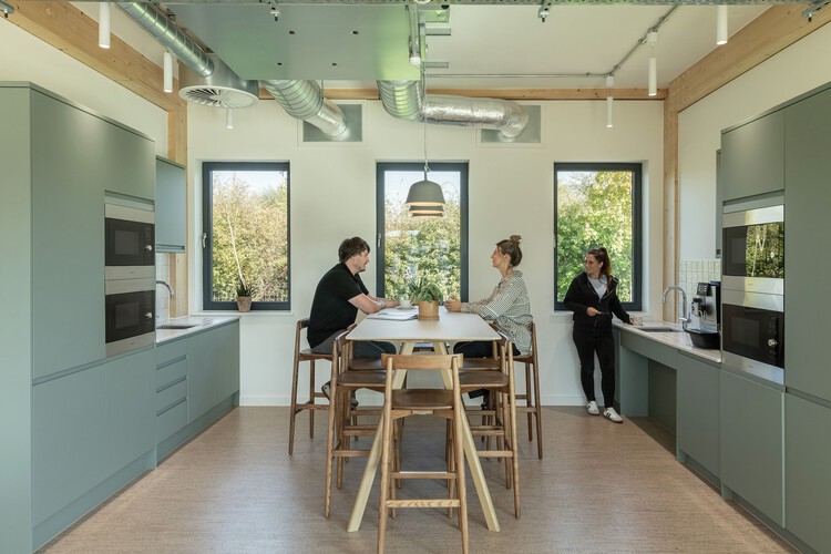 Необычный HQ / Corstorphine & Wright - Интерьерная фотография, кухня, дерево, стол, стул, столешница, освещение