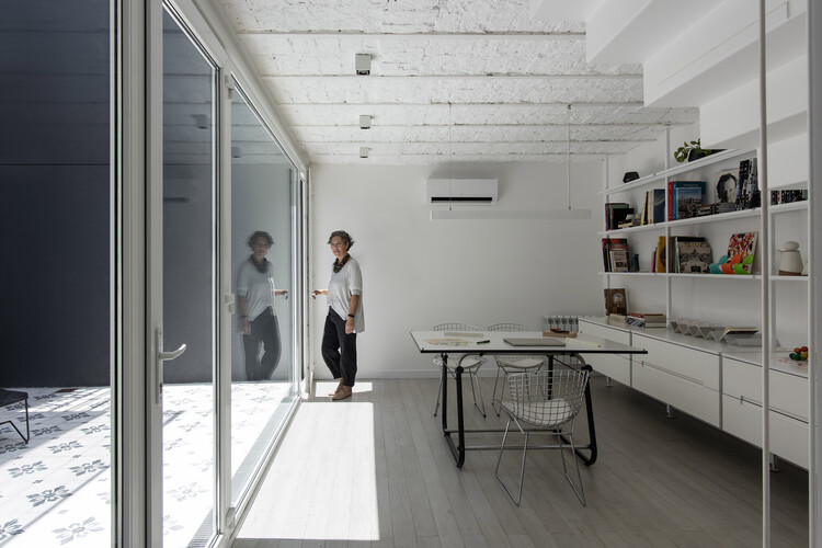 PH Charlone House / Florentina Fontana Arq. + Asociados - Интерьерная фотография, кухня, стол, освещение, стул