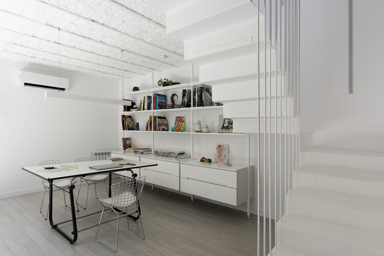 PH Charlone House / Florentina Fontana Arq. + Asociados - Интерьерная фотография, кухня, дерево, стеллажи, освещение, лестница, стол, стул
