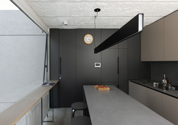 PH Charlone House / Florentina Fontana Arq. + Asociados - Интерьерная фотография, кухня, столешница, дерево, освещение