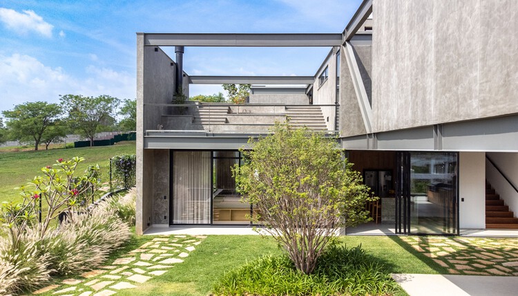 Entreverdes House / 24 7 Arquitetura - Экстерьем фотография, бетон, двор