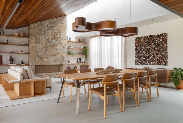 Entreverdes House / 24 7 Arquitetura - Интерьерная фотография, столовая, дерево, стол, стул, освещение