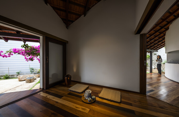 Truc Lam Anh Retreat / 6717 Studio - Интерьерная фотография, дерево, дверь, луч