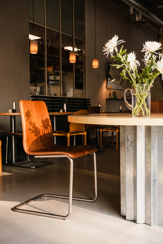 Alica Bakery / Studio Etienne Bastormagi - Интерьерная фотография, древесина, стул, стол, освещение