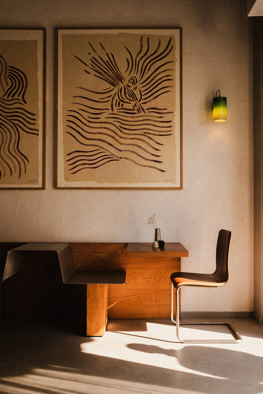 Alica Bakery / Studio Etienne Bastormagi - Интерьерная фотография, дерево, освещение, стол, стул
