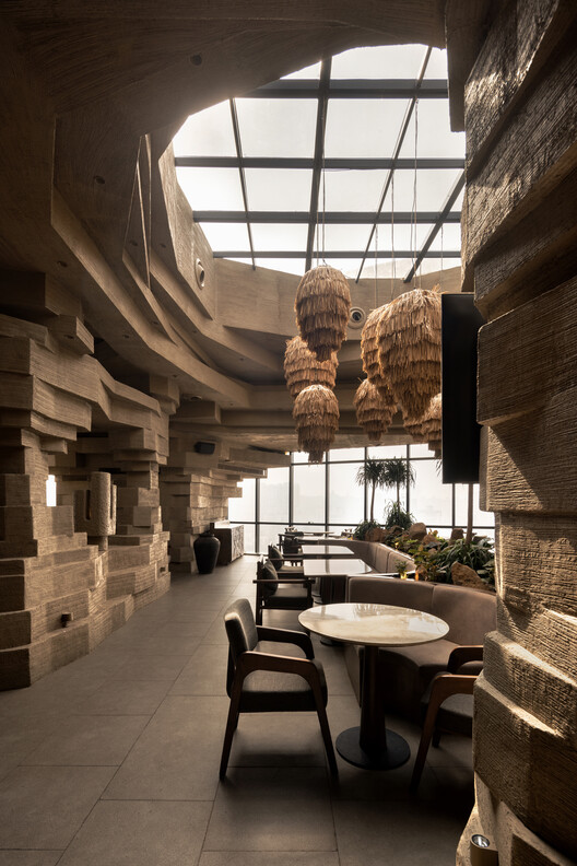 Mocha Pune Cafe / Design Studio - Интерьерная фотография, древесина
