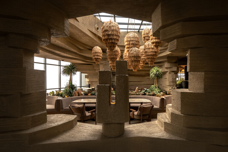 Mocha Pune Cafe / Loop Design Studio - Интерьерная фотография, гостиная, древесина