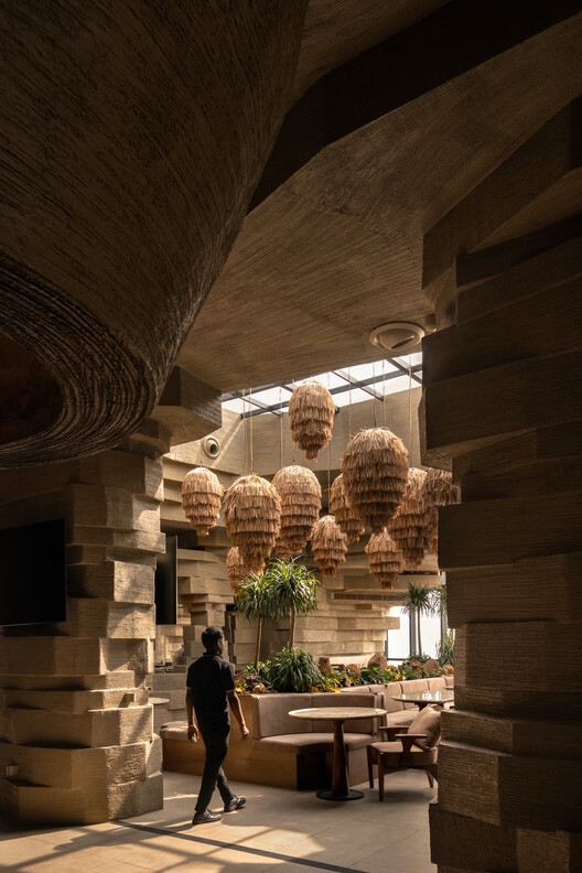 Mocha Pune Cafe / Loop Design Studio - Интерьерная фотография, дерево, колонка