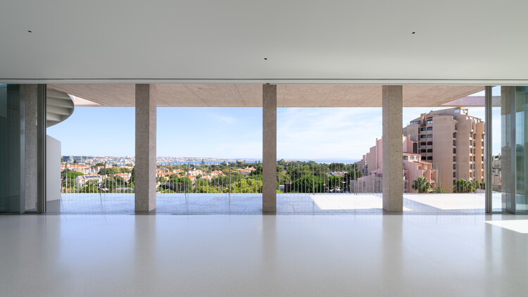 Жилищное здание в Cascais / Atelier AAVV - Интерьерная фотография, колонка, бетон