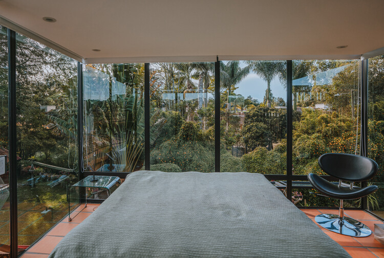 Вилла София / нм+a | T | L | Nestor Medina Arquitectura - Интерьерная фотография, спальня, кровать, стекло, стул