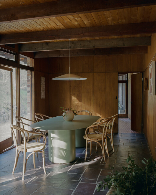 Ремонт реки Bend / Vaughan Howard Architects с Inplace - Внутренняя фотография, столовая, дерево, стол, стул, освещение