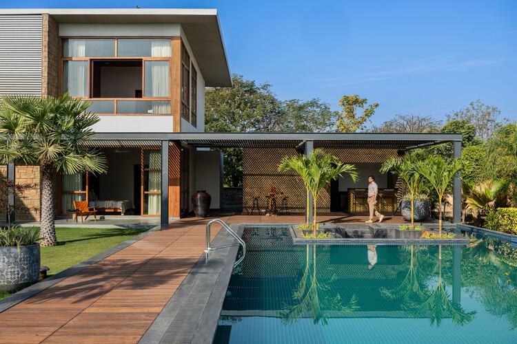 Nirmay Villa / The Grid Architects - изображение 2 из 27