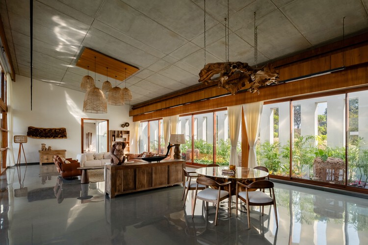 Nirmay Villa / The Grid Architects - Интерьерная фотография, столовая, дерево, освещение, стул, луч