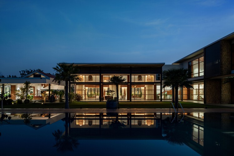 Nirmay Villa / The Grid Architects - Экстерьерная фотография, двор, сад