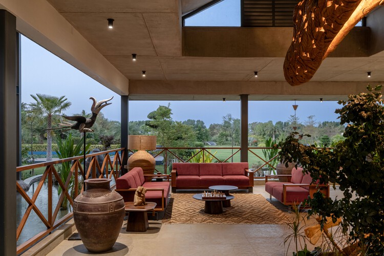 Nirmay Villa / The Grid Architects - Интерьерная фотография, гостиная, дерево, стул, луч