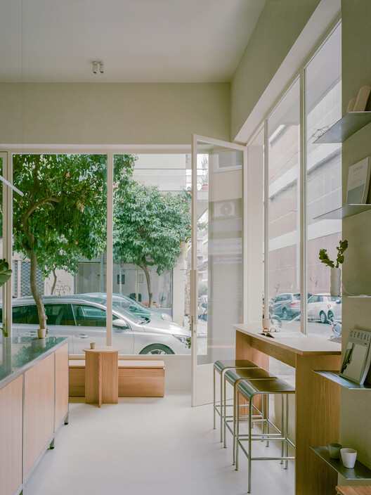 Café Café / Georgios Apostolopoulos Architects - Интерьерная фотография, дерево, стекло, столешница, стул