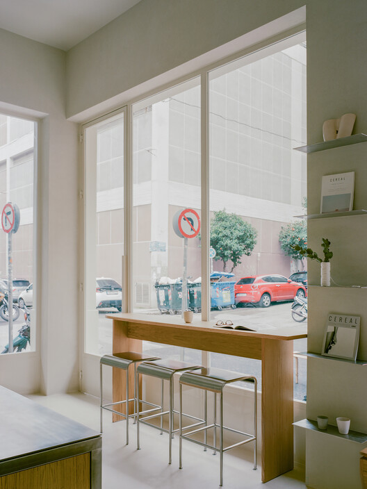 Café Café / Georgios Apostolopoulos Architects - Интерьерная фотография, дерево, стекло, стул, столешница