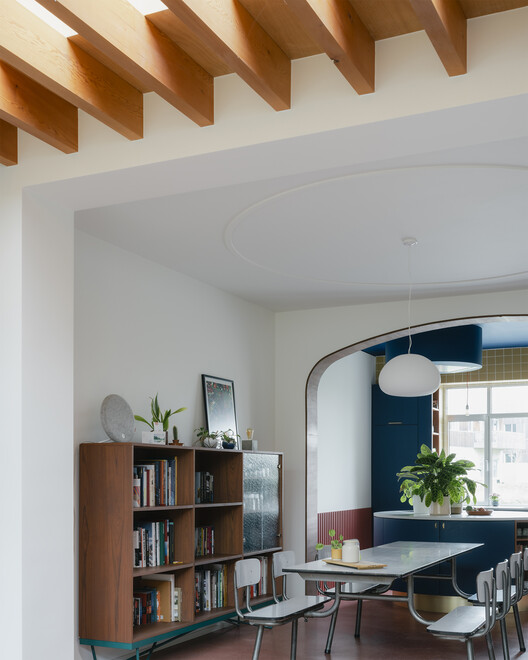 House Brus / Luchtschip Architectuur - Интерьерная фотография, стеллажи, дерево, стол, освещение, стул