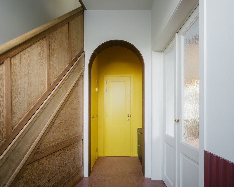 House Brus / Luchtschip Architectuur - Интерьерная фотография, дерево, дверь