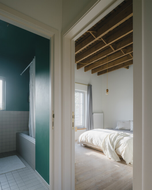 House Brus / Luchtschip Architectuur - Интерьерная фотография, спальня, дерево, освещение