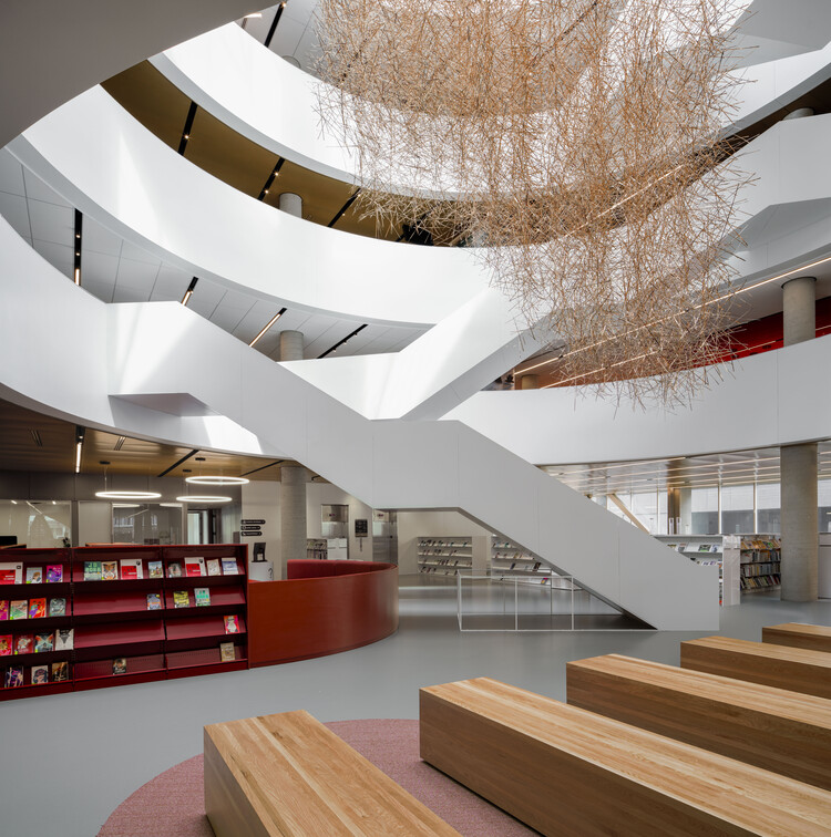 Библиотека Gabrielle -Roy / Saucier + Perrotte Architects + GLCRM Architectes - Интерьерная фотография, лестница