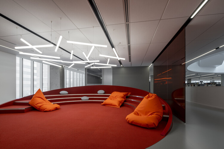 Библиотека Gabrielle -Roy / Saucier + Perrotte Architects + GLCRM Architectes - Интерьерная фотография, гостиная, стул