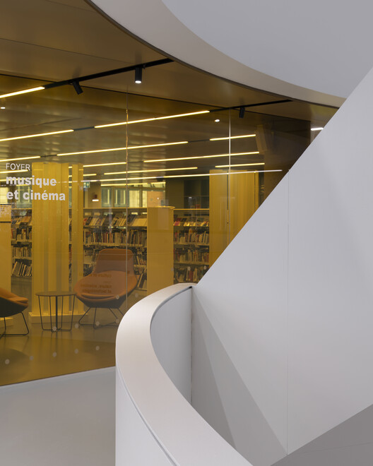Библиотека Gabrielle -Roy / Saucier + Perrotte Architects + GLCRM Architectes - Интерьерная фотография, стеллажи