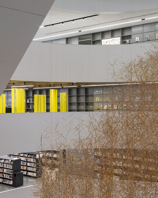 Библиотека Gabrielle -Roy / Saucier + Perrotte Architects + GLCRM Architectes - Интерьерная фотография, стеллажи
