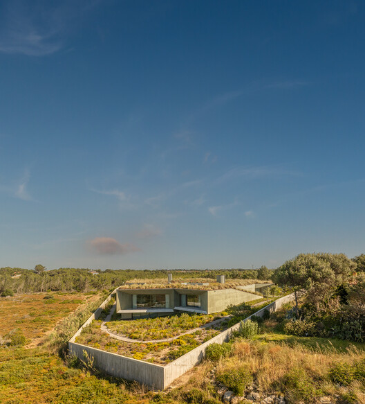 Дом на песке / ARX Portugal Arquitectos - изображение 8 из 23